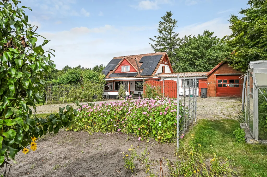 Jardin - 1930s Villa with Garden in Vorbasse