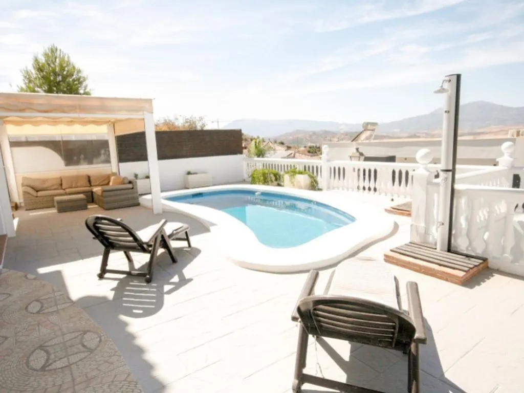 Pool - Four-Bedroom Chalet with Pool near Coín