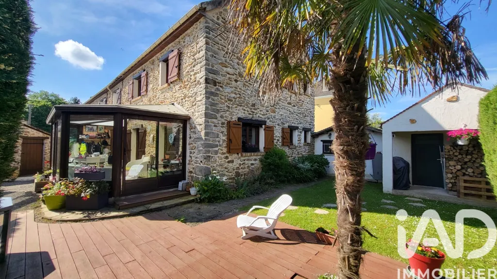 Terrazza - Rustic Stone Villa with Terrace in Liverdy-en-Brie