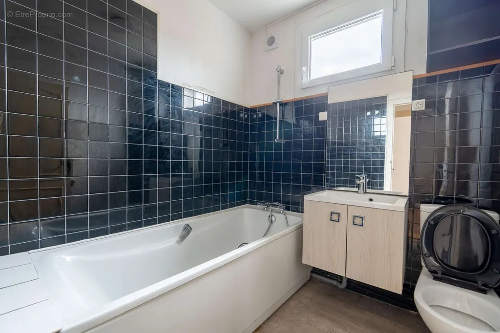 Salles de bain - Maison de ville avec commerces à proximité à Saint-Jacques