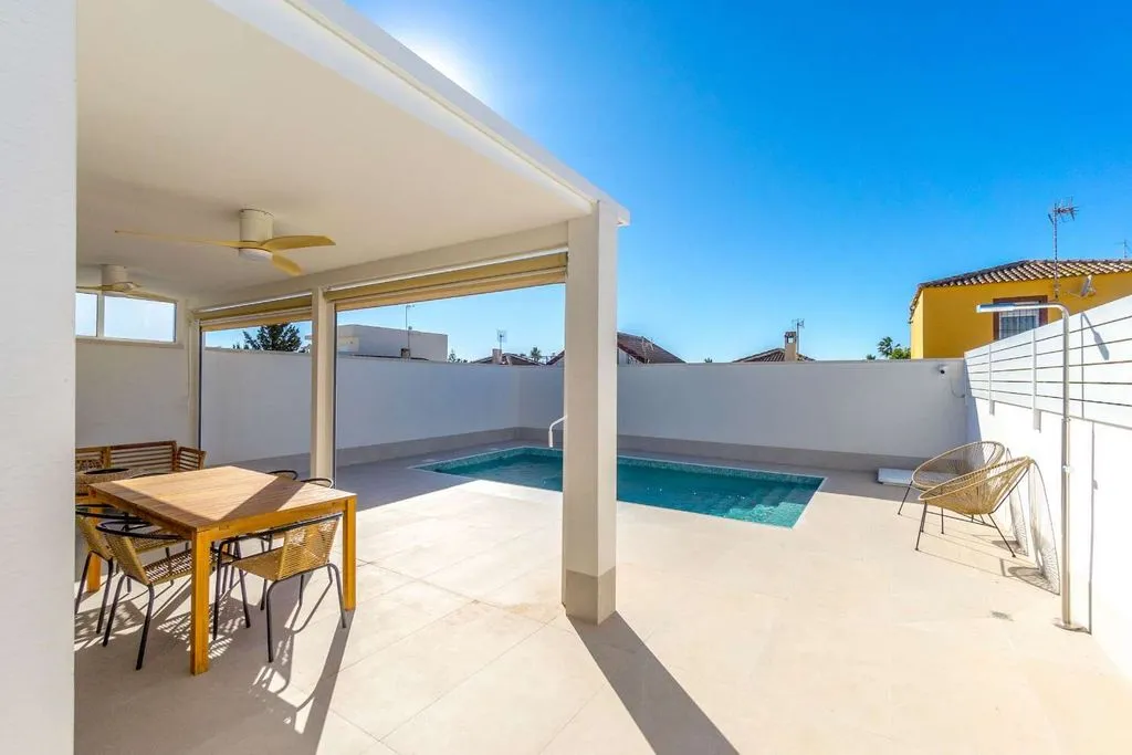 Piscina - Luxury Villa with Pool in El Chaparral, Torrevieja
