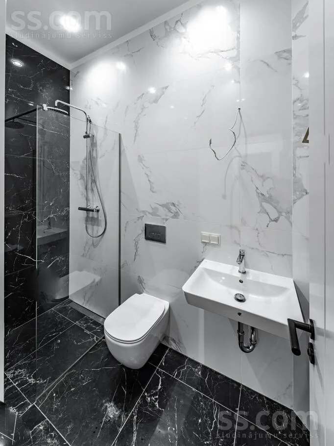 Vannitoad - 2-Bedroom Apartment in Historic Building, Riga Centre