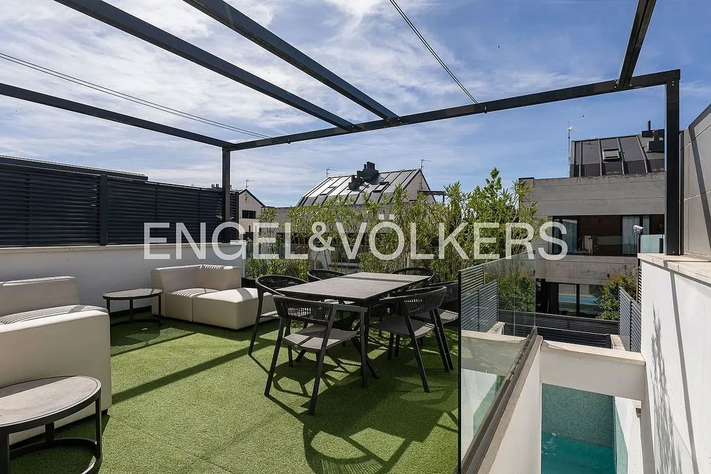 Luxury Chalet with Pool and Gym in Valdebebas