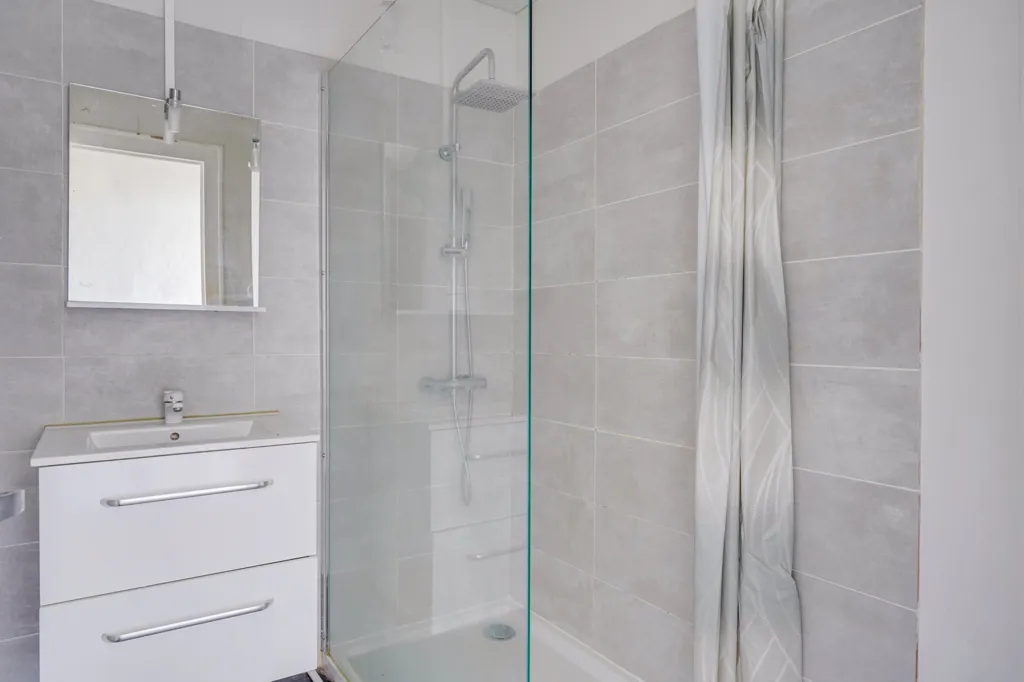 Salles de bain - Maison en Pierre à Rénover avec Jardinet à Salignac