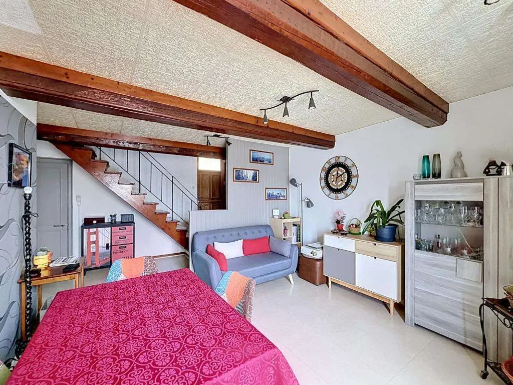 Elutuba - Triplex with Courtyard in Grigny Centre