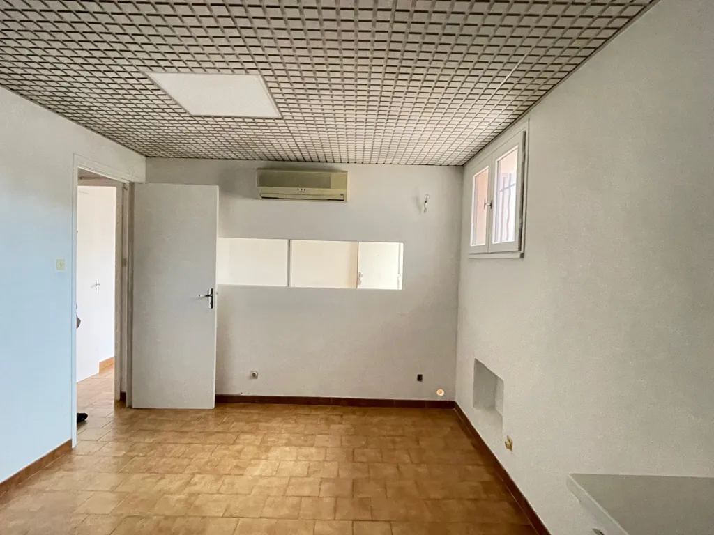 Toad - Commercial Space with Parking in Ajaccio