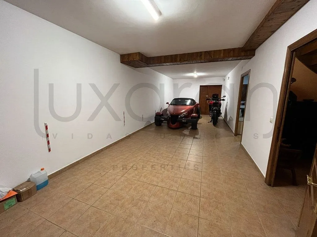 Garage - Luxury Semidetached House with River View in Vielha