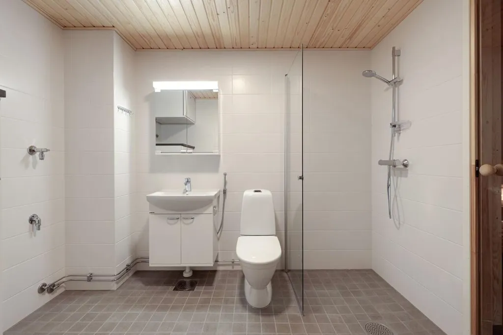 Salles de bain - Compact Two-Bedroom Flat with Balcony in Klaukkala