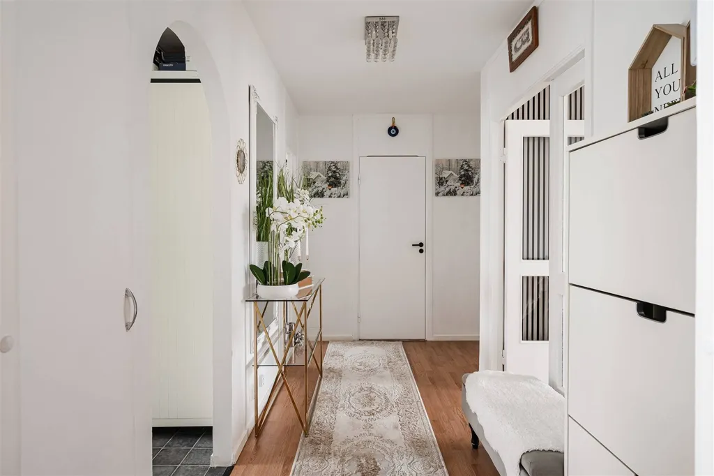 Esik - Light and Spacious Flat with Balcony in Murberget