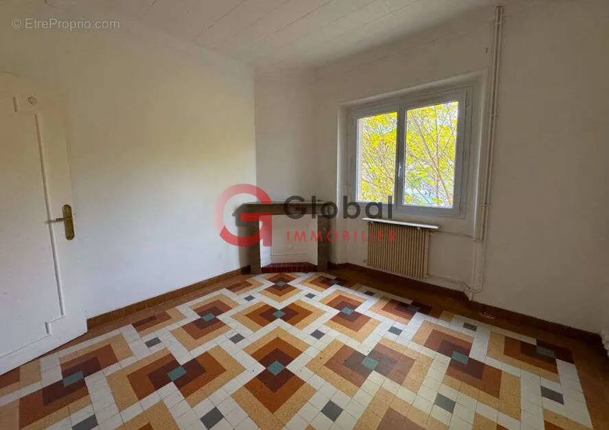 Toad - Dual-Occupancy House with Professional Use in City Centre