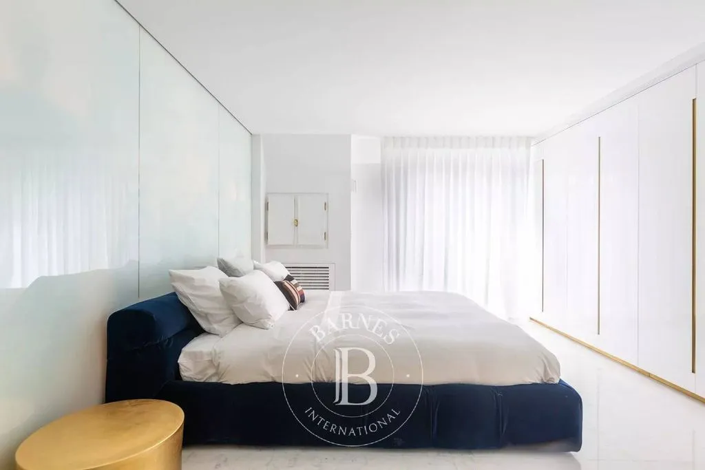 Bedrooms - Luxury Duplex with East-West View in Paris 7th