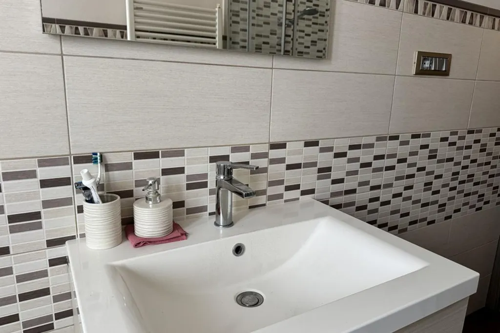 Salles de bain - Rear-Access Semi-Detached House with Mountain View in Itri