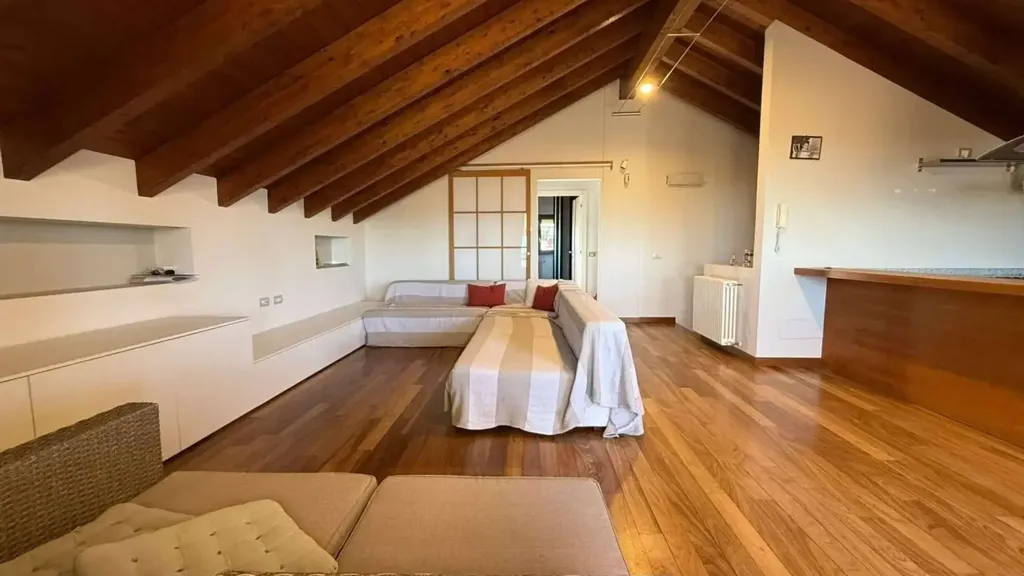 Pièces - Penthouse with Panoramic Terrace in Cantù