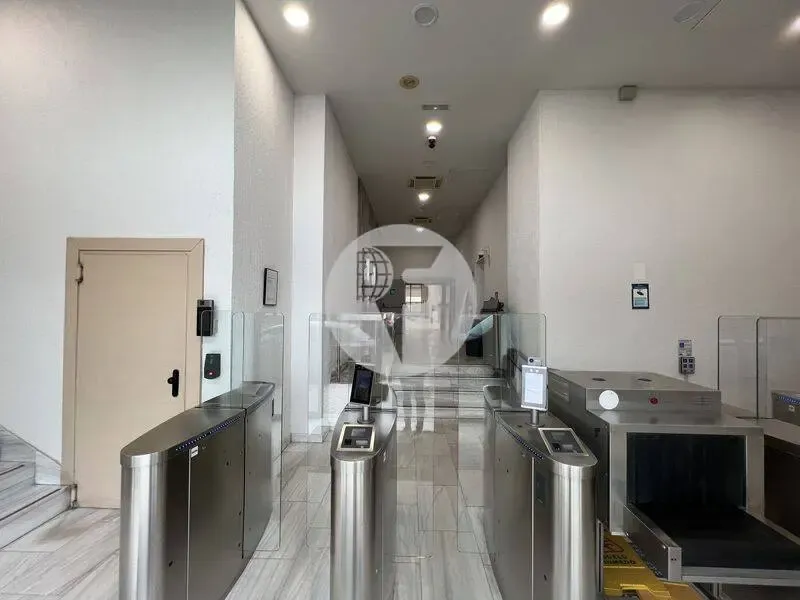 Ingresso - Office Building with High Ceilings in Madrid
