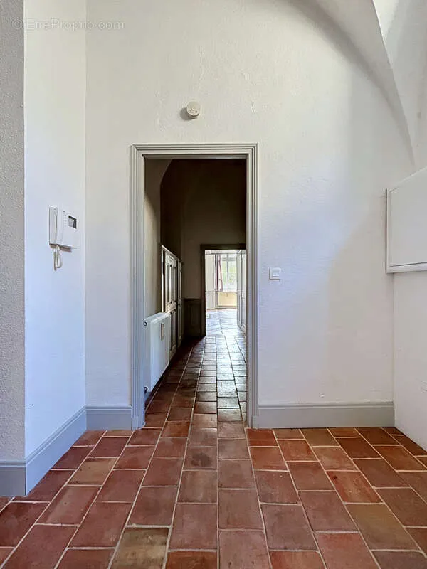 Esik - Spacious T2 with Garden View in Historic Centre