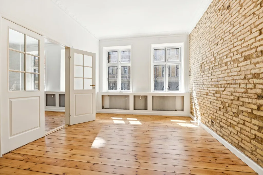 Rooms - Classical 5-Room Flat with Original Parquet in City Centre