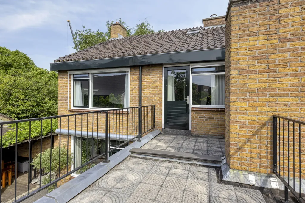Rõdu - Semi-Detached Home with Workshop in Honselersdijk