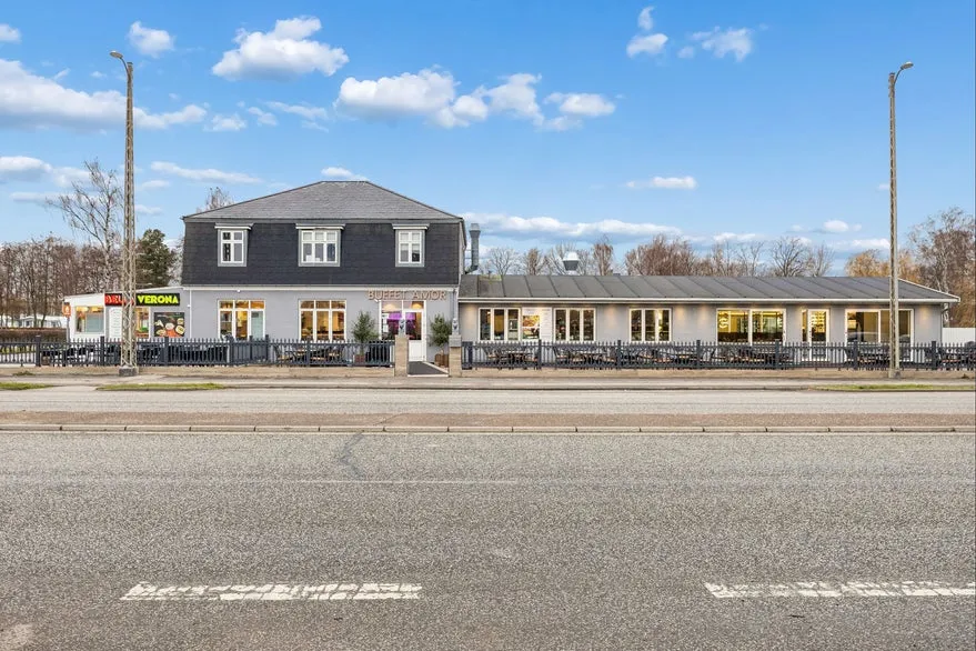 Välivaade - Mixed-Use Property with Restaurant and Garden in Central Location
