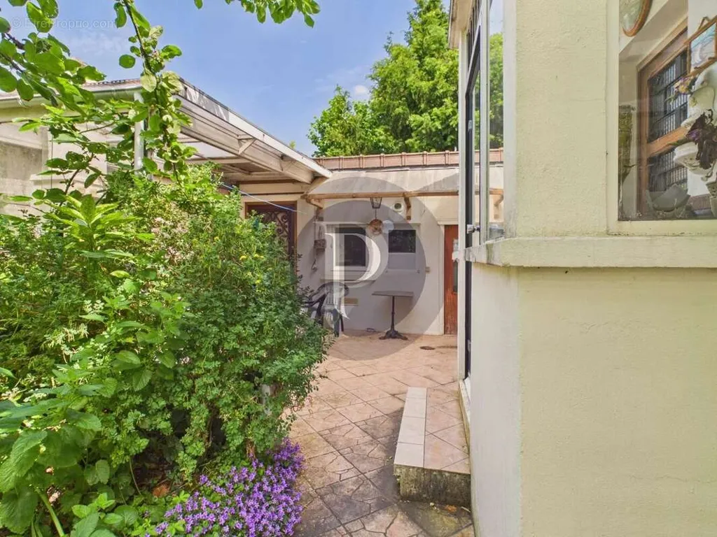 Jardin - Maison avec Jardin et Garage dans le Quartier du Golf à Igny
