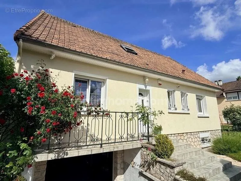 Välivaade - House with Full Basement and Garden in Nangis