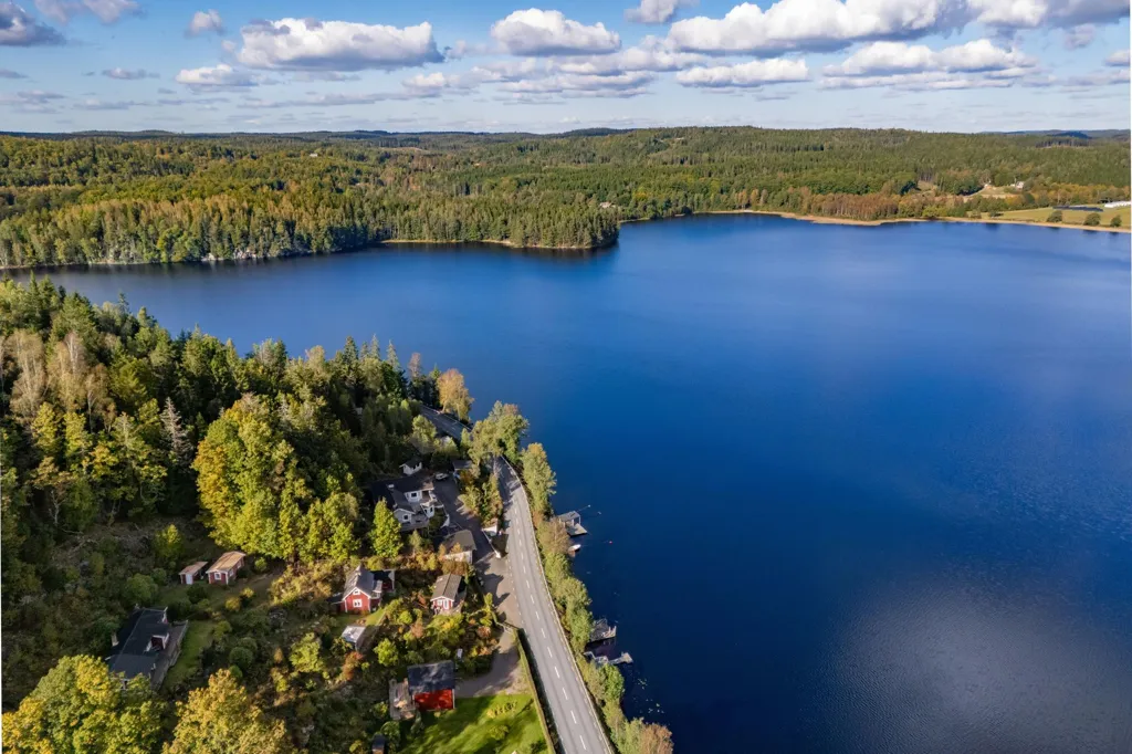 Vue aérienne - Lakefront Plot with Three Houses in Hällingsjö