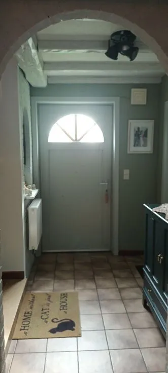 Entrée - Villa Spacieuse avec Jardin dans un Quartier Résidentiel