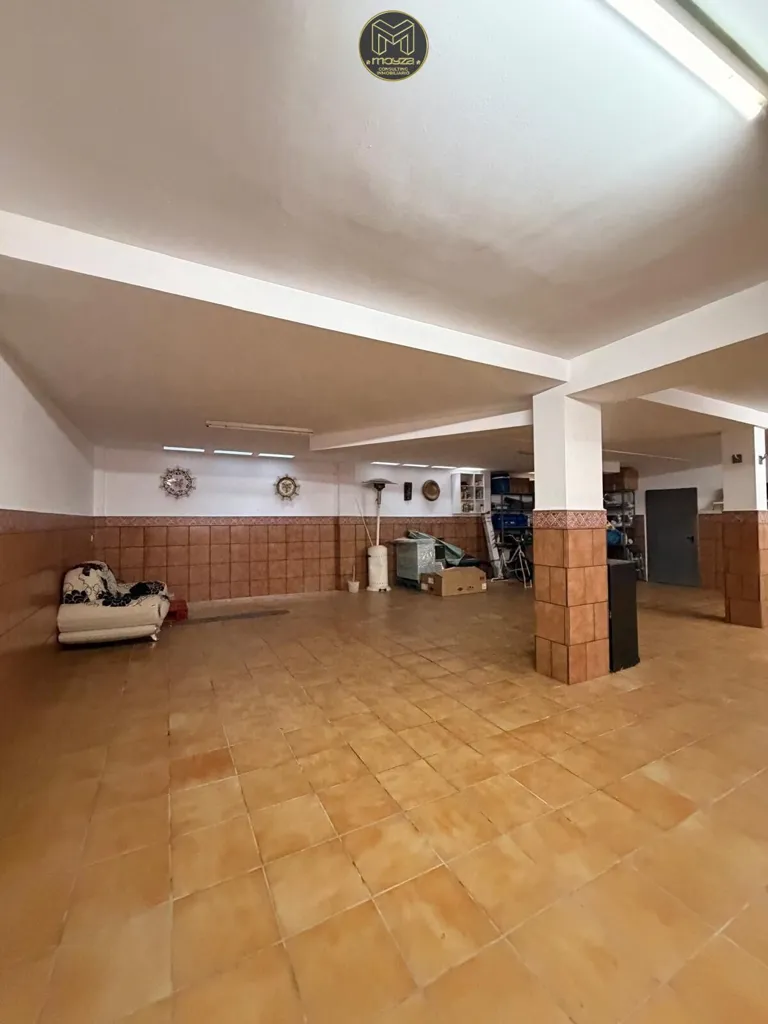 Garaaž - Luxury Villa with Private Garage on Gran Bulevar