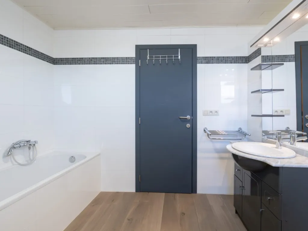 Salles de bain - Maison Rénovée avec Terrasse au Centre de Corbion