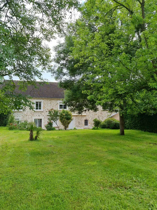 Aed - Large Property with Garden in Bruyères-le-Châtel