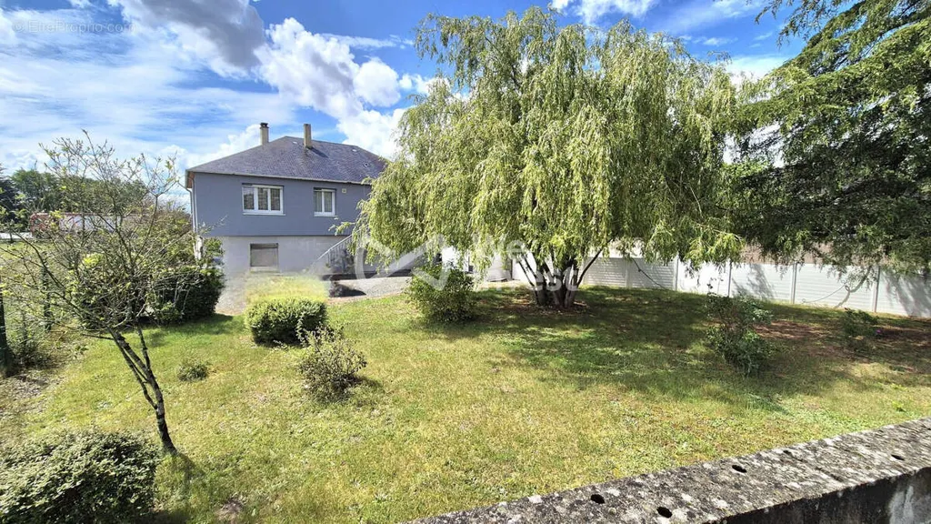 Jardin - Maison Familiale avec Terrasse à Écommoy