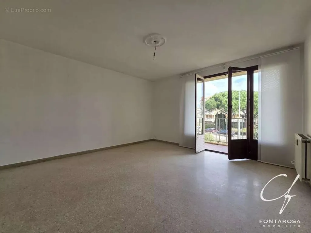 Toad - 3-Piece Apartment with Terrace near Fréjus Centre