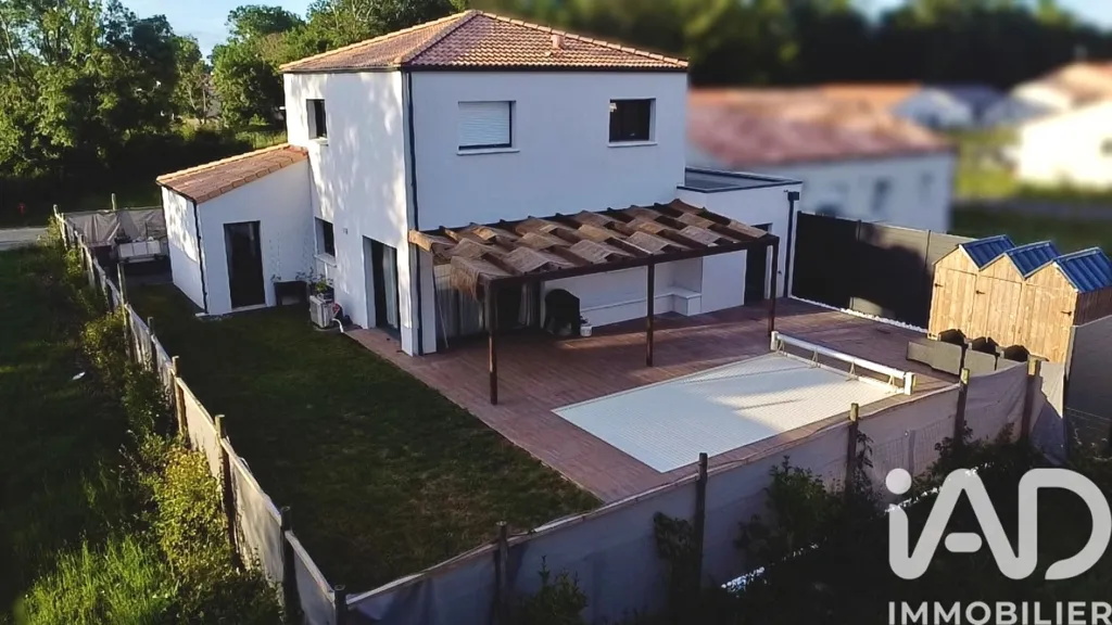 Õhuvaade - Contemporary House with Pool in Challans