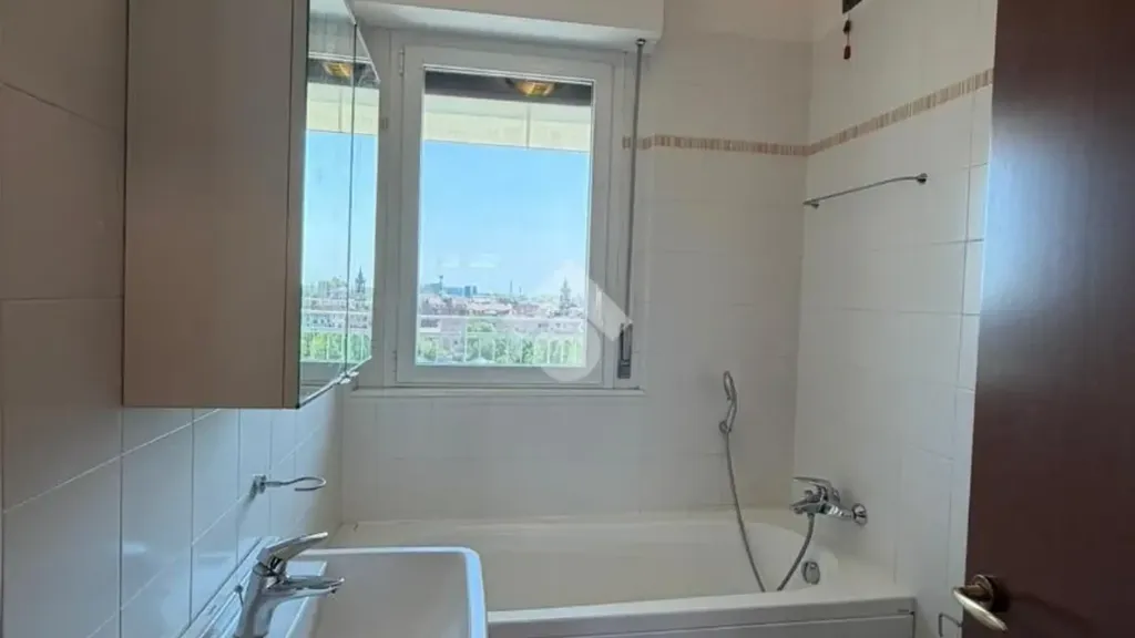 Bathrooms - Bright Bilocale with Terraces in Milan