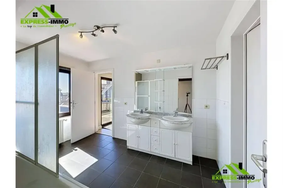 Bagni - Mixed-Use Apartment with Workspace in Mont-Saint-Guibert
