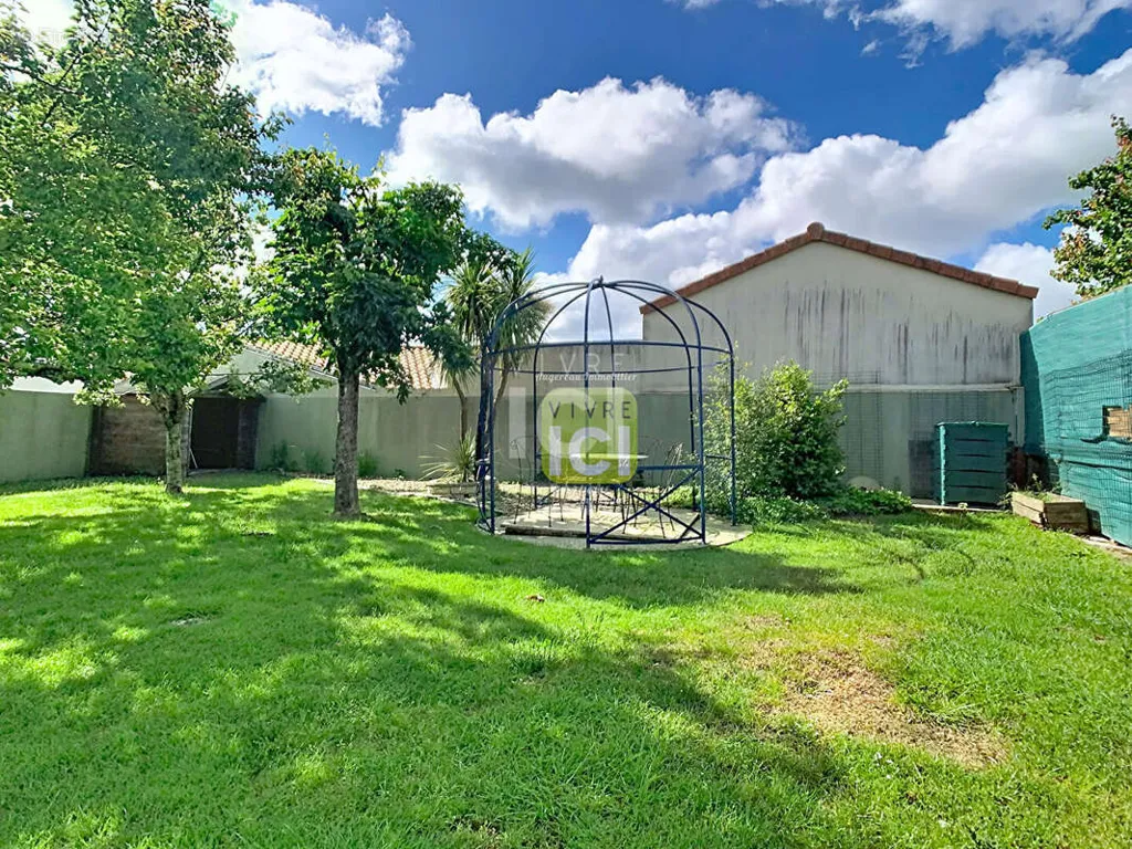 Aed - 7-Piece House with Pool in Cholet