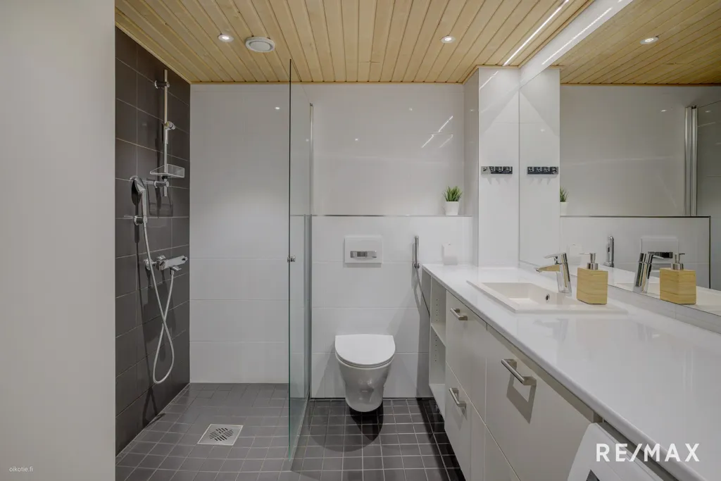 Vannitoad - 3/5-Bedroom Apartment with Sauna in Espoo