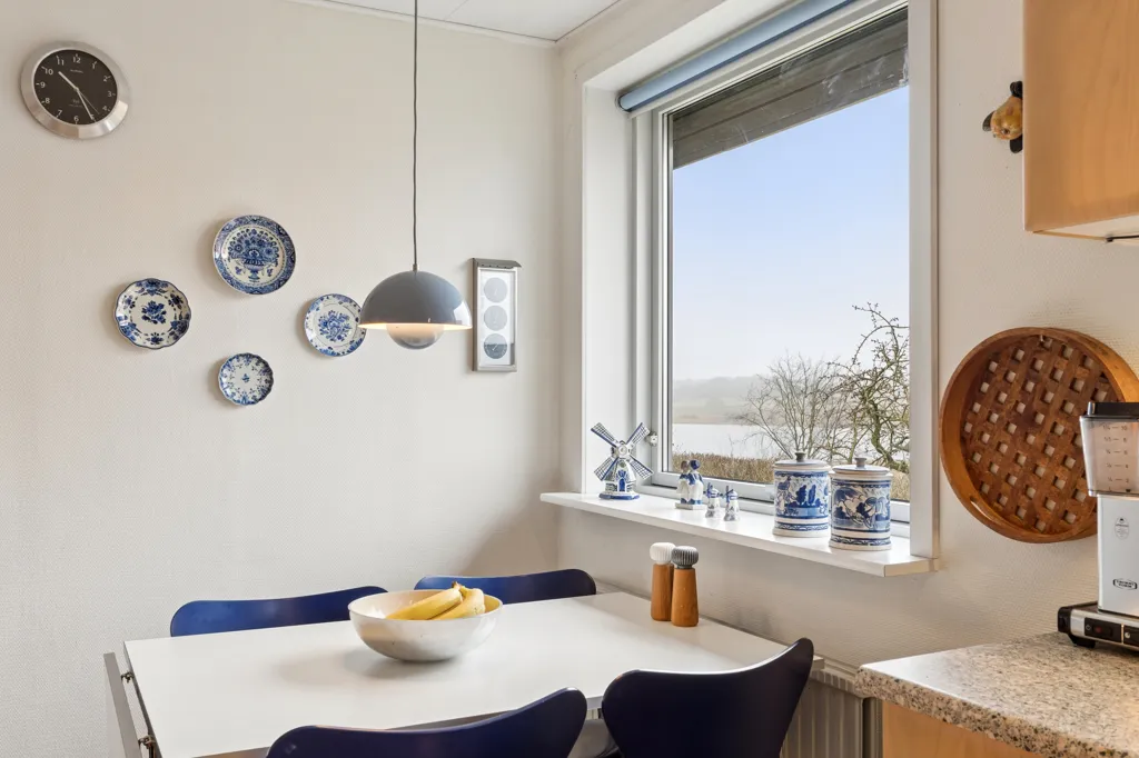 Sala da pranzo - Estate Villa with Lake View in Rødding