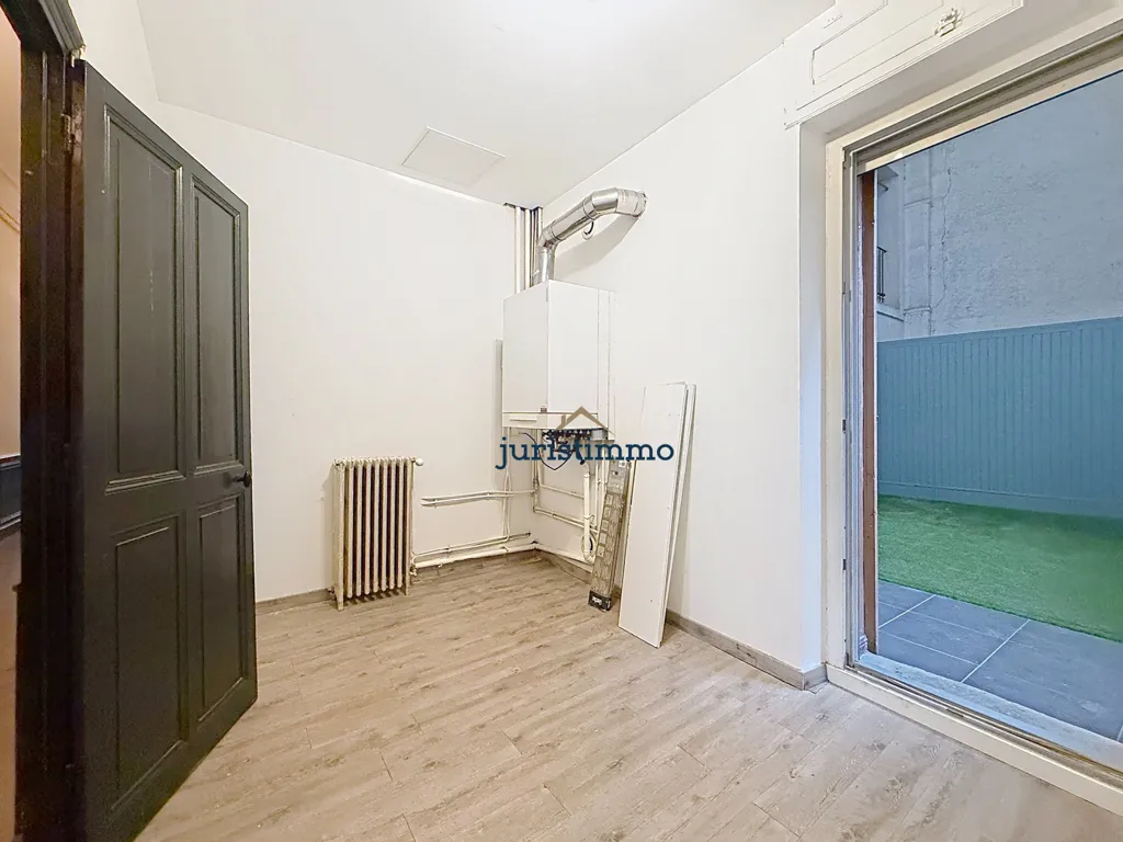 Toad - Haussmannian Apartment with Covered Terrace in Orange