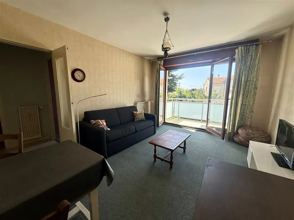 Séjour - Appartement 2 Pièces avec Balcon à Talence