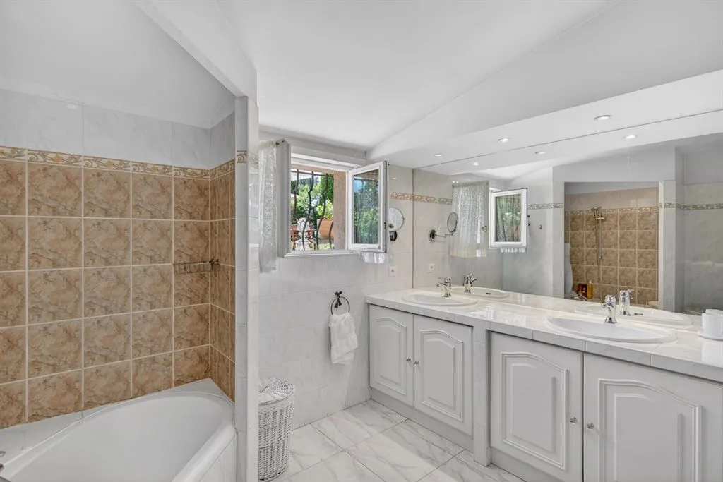 Salles de bain - Villa Luxueuse avec Piscine à Peymeinade