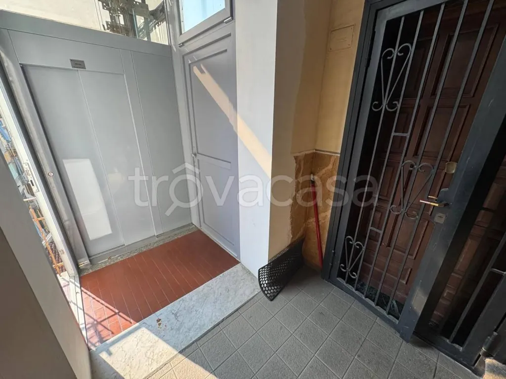 Entrée - Rearranged Flat with Balcony in Turin