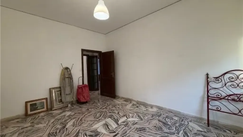 Magamistoad - Partially Renovated Apartment with Balcony in Florence
