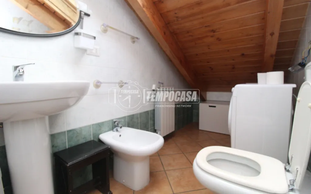 Bagni - Rear-Facing Mansard Flat with Balcony in Turin