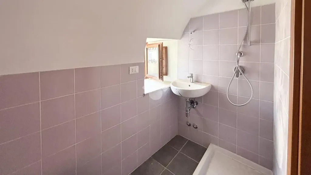 Salles de bain - Restored Apartment with Private Courtyard in L'Aquila