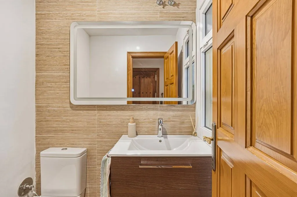 Salles de bain - Corner Semi-detached with Pool in Las Lagunas