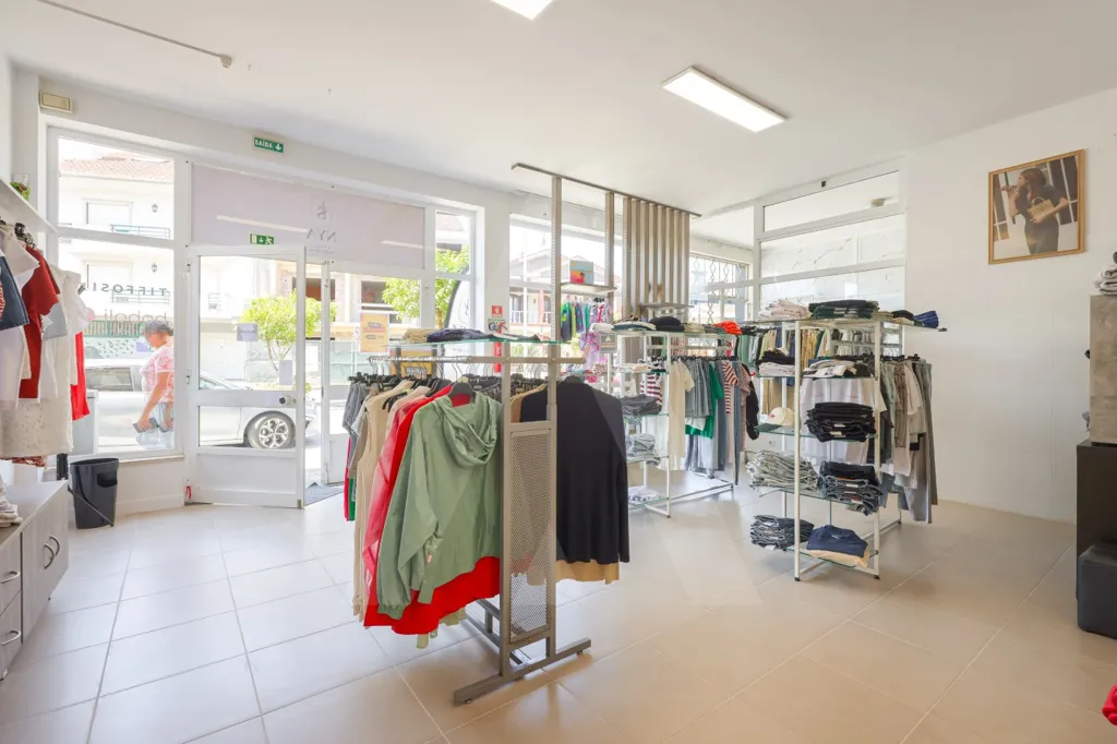 Pièces - Operational Clothing Store in Palhaça Centre