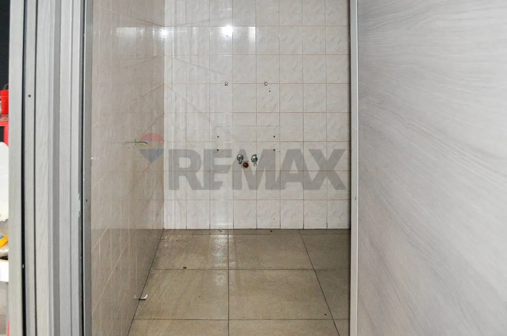 Salles de bain - Shop with Double Frontage in Catania's Borgo
