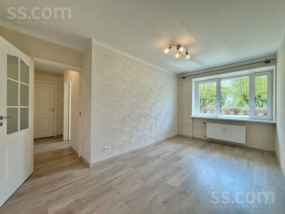 Elutuba - Renovated Flat with Library in Saldus Centre