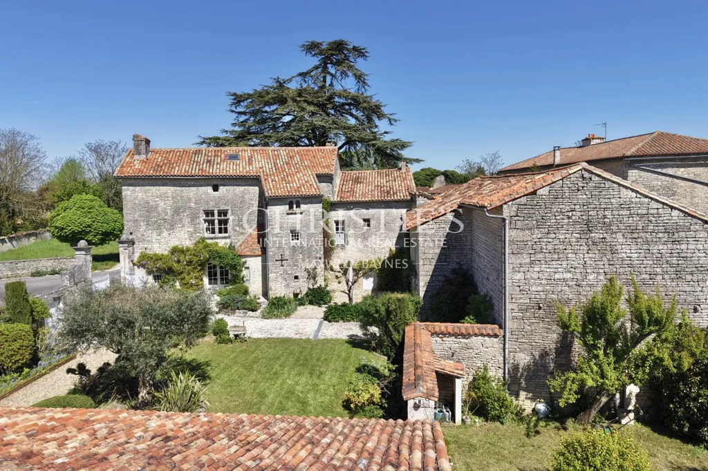 Vista aerea - Historic Manor with Courtyard in Tusson, Charente