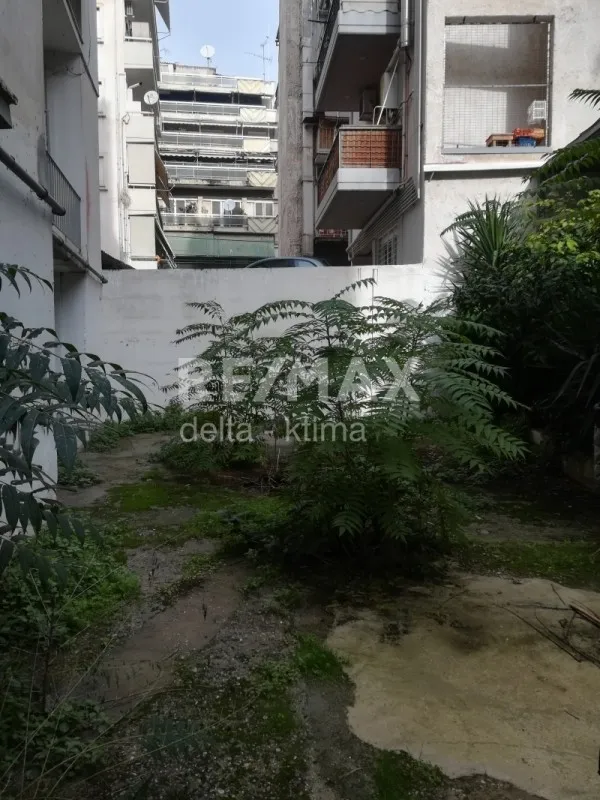 Jardin - Semi-Basement Flat with Garden in Larissa